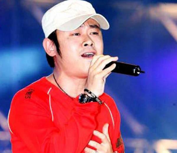 被眾星群起攻之,被山寨拖累名聲,究竟是誰導致了刀郎的“消失” 被眾星群起攻之,被山寨拖累名聲,究竟是誰導致了刀郎的“消失”