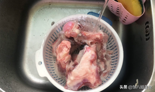 燉骨湯有講究，做好“4個細節”，骨湯鮮香濃郁，好喝營養高