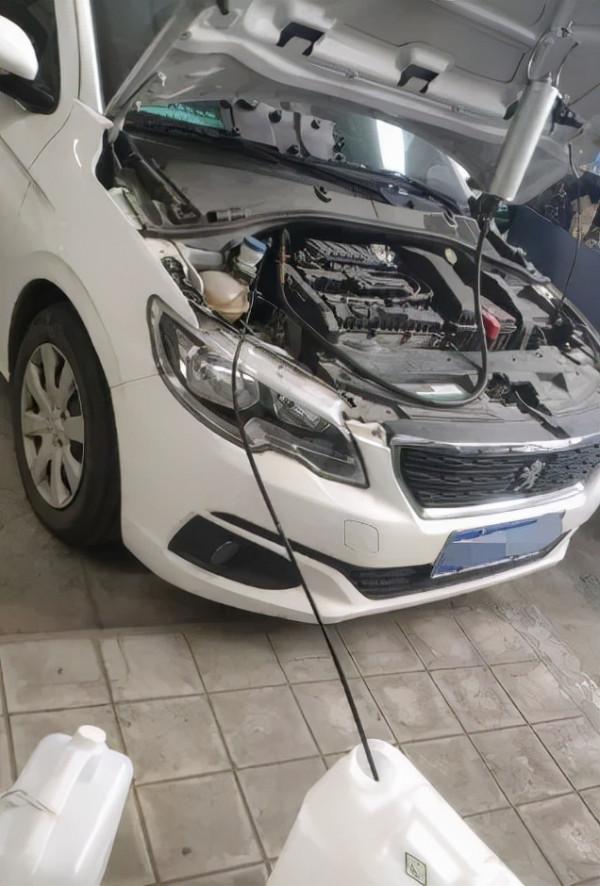 加個油，整這麼多散裝‘白酒’，可要害死個人