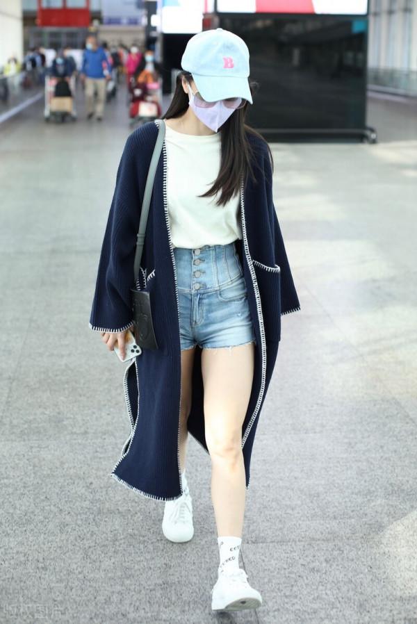 黃聖依機場街拍，穿深藍色針織開衫，搭淺藍色短褲，配出別樣時髦