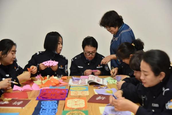 #鄂倫春公安#鄂倫春旗公安局開展“學習剪紙映初心 弘揚民族傳統藝術”活動 #鄂倫春公安#鄂倫春旗公安局開展“學習剪紙映初心 弘揚民族傳統藝術”活動