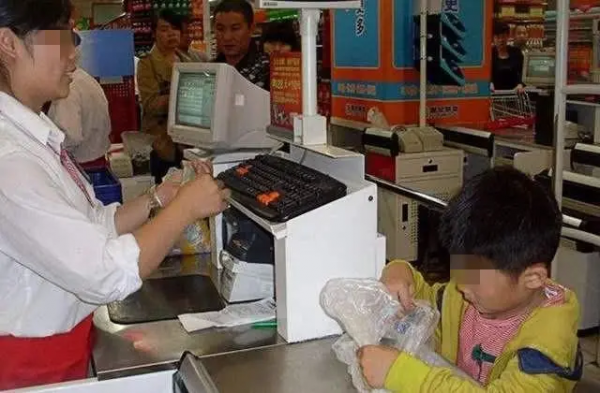 男孩摔壞超市一盒雞蛋,店員要求十倍賠償,媽媽的做法令人稱讚 男孩摔壞超市一盒雞蛋,店員要求十倍賠償,媽媽的做法令人稱讚