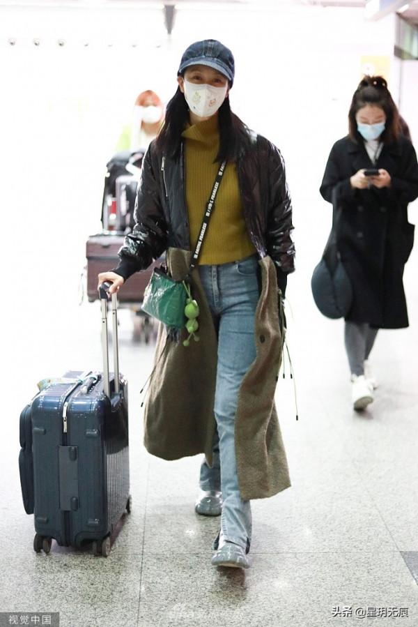 倪虹潔穿拼接大衣現身時尚減齡 揮手致意大方親和