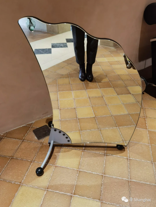 在莫蘭迪色的洋房裡看中古傢俱展