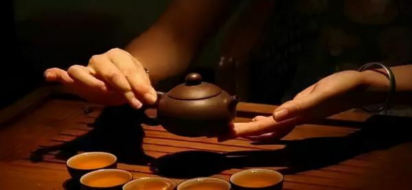 這樣喝茶，等於給癌症開闢綠道，對健康不利