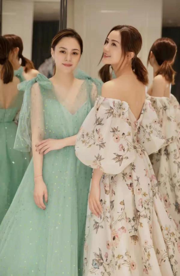 Twins同臺差別大!阿嬌粉紗裙配皮衣嫌自己不夠胖?阿Sa顏值逆襲 Twins同臺差別大!阿嬌粉紗裙配皮衣嫌自己不夠胖?阿Sa顏值逆襲