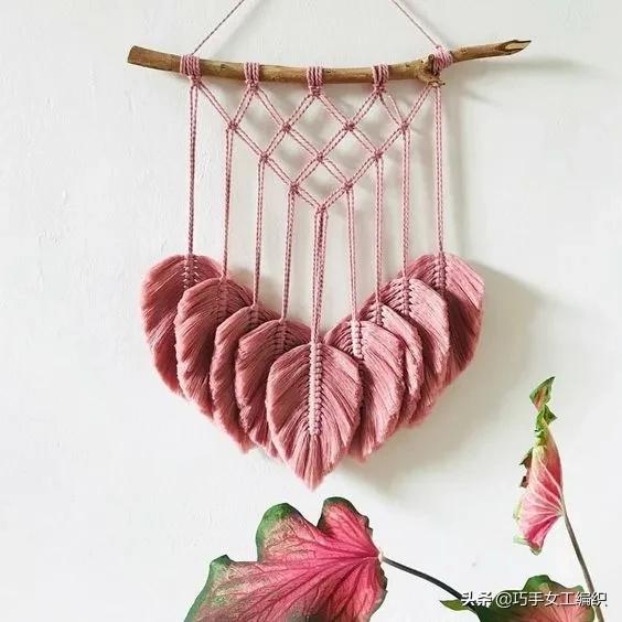 用剩餘的棉繩編了幾片葉子，組合起來簡直美翻了，鄰居都要學起來