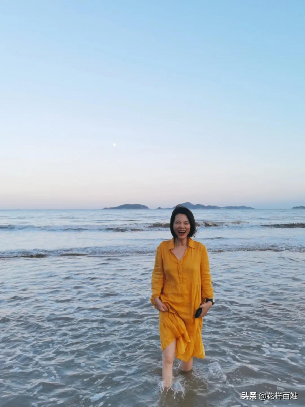 可帥可美，這個超會穿的50歲姐姐，讓我們看到女人該堅持一生的事