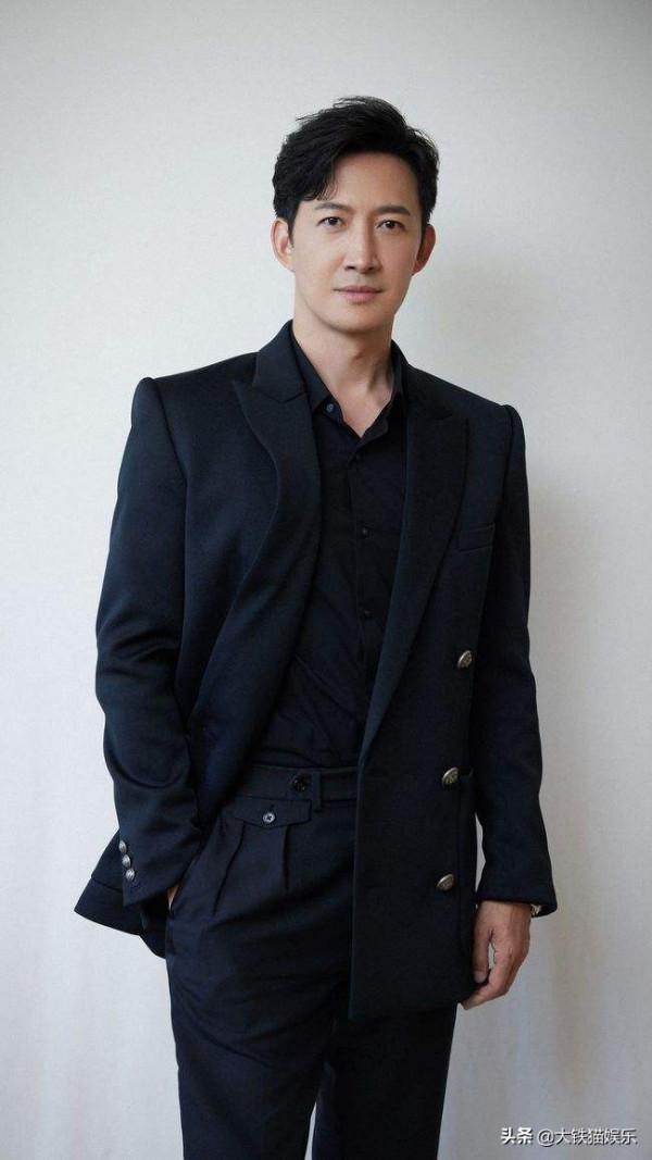 13位自帶“總裁”氣質的男星，分寸感拿捏到位，穩重貴氣還不油膩