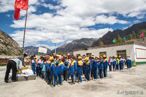 摩旅西藏的路上，我們闖入西藏小學，幹了件麼麼噠的事
