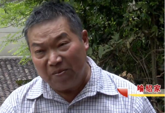 65歲老人給自己辦活人葬禮，挖好墓穴等著下葬，全村人為他送終