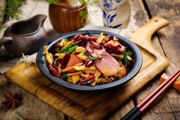 媽媽醃的臘肉紅彤彤,放一年都不壞,有網友問醃之前要清洗嗎? 媽媽醃的臘肉紅彤彤,放一年都不壞,有網友問醃之前要清洗嗎?