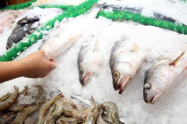 老年人摔一跤就能骨折？人老後，3種肉要捨得吃，對身體很有好處