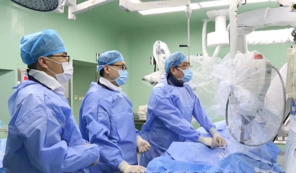 精準施治,腦袋裡切除雞蛋大小瘤子 精準施治,腦袋裡切除雞蛋大小瘤子