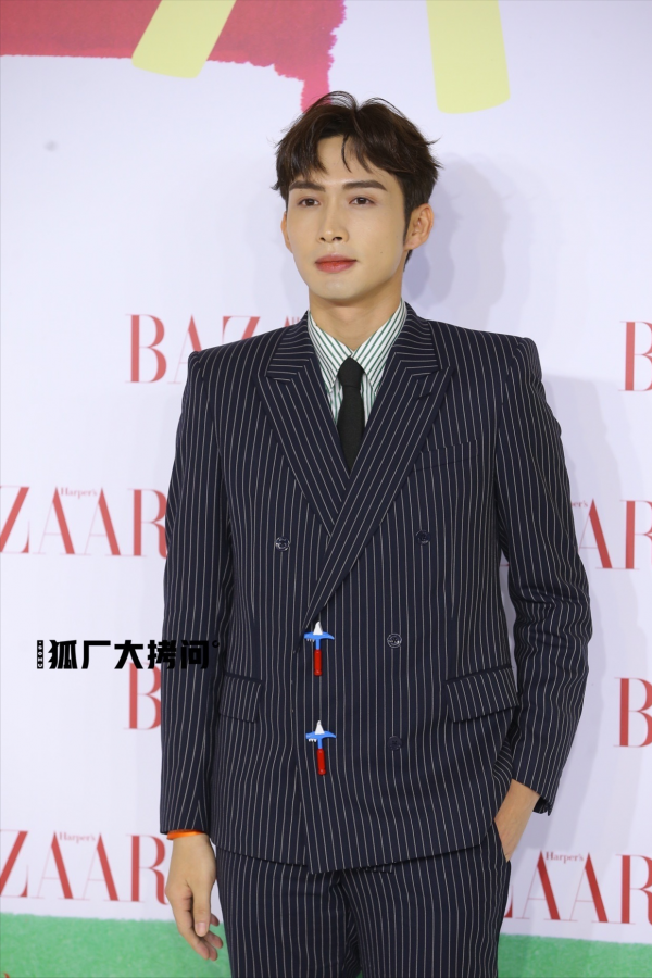 芭莎慈善夜紅毯:楊冪復古風美豔,baby宛若公主,景甜白成一道光 芭莎慈善夜紅毯:楊冪復古風美豔,baby宛若公主,景甜白成一道光