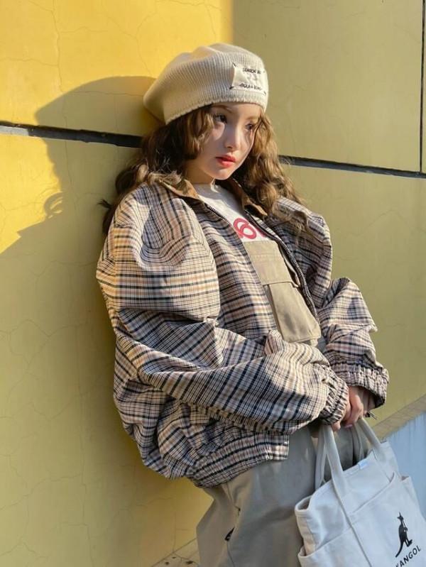 林小宅曬男友視角照，揹帶褲外套疊穿包裹嚴實，青春時髦又洋氣