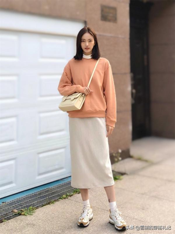 “長裙+短靴”=早秋最美穿搭！遮肉顯高還時髦，日常通勤都適合