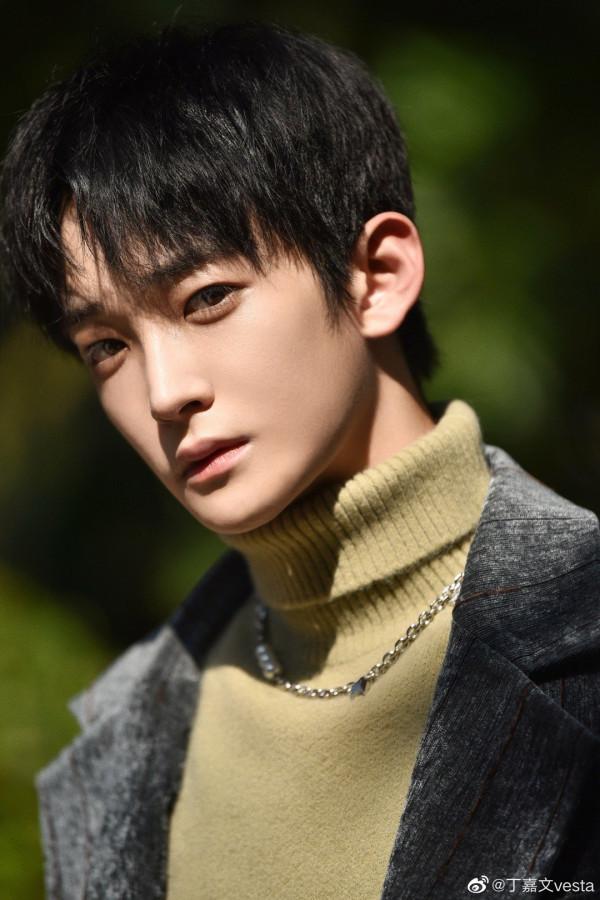 《眼裡餘光都是你》飆升榜第一，男二“曹評”比男主羅正還帥