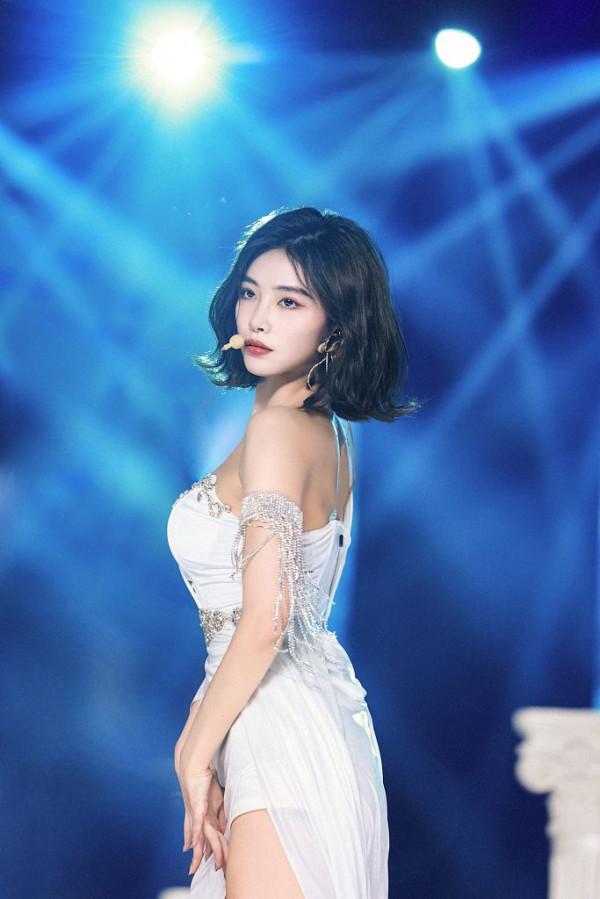 許佳琪7SENSE迴歸演唱會新歌舞臺首秀 百變造型甜美酷颯