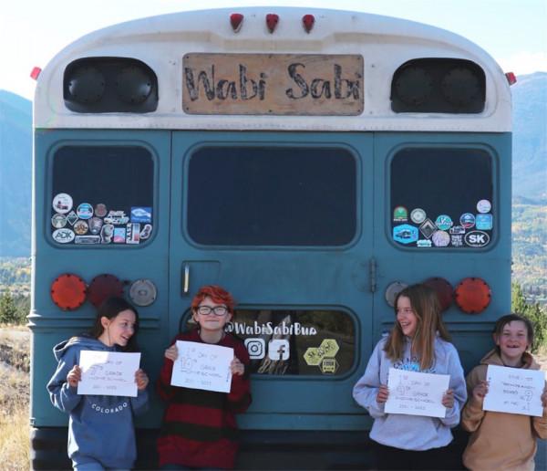 單親媽媽買下2004年舊校車,帶4個孩子在27㎡車內住1年,也是服了 單親媽媽買下2004年舊校車,帶4個孩子在27㎡車內住1年,也是服了