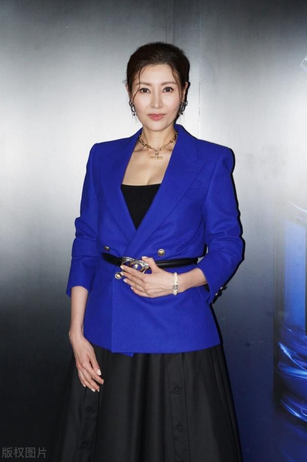 51歲的李嘉欣胖不少，穿黑裙配西裝外套包裹嚴實，掩不住貴婦氣質