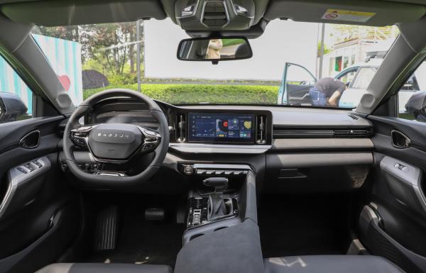 7.98萬起，後排放倒形成“雙人床”，寶駿這款旅行車真香嗎？