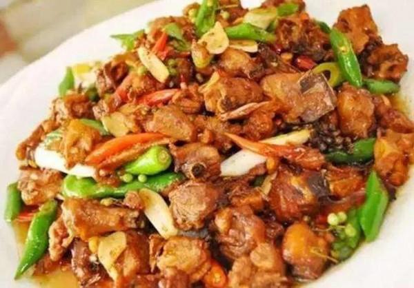 光棍漢沒老婆，天天變著花樣做好吃的，鄰居媳婦向他討教廚藝