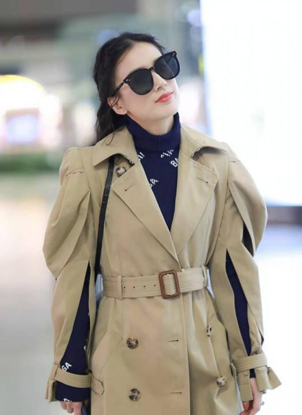 難怪黃聖依能嫁入豪門，穿紫色毛絨外套甜美又少女，看著最多20歲