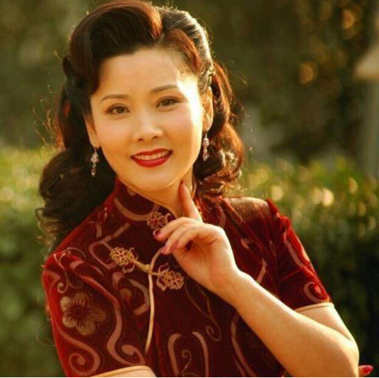 演員何賽飛：父親為她終身未娶，和初戀結婚34年，婚姻狀況如何？