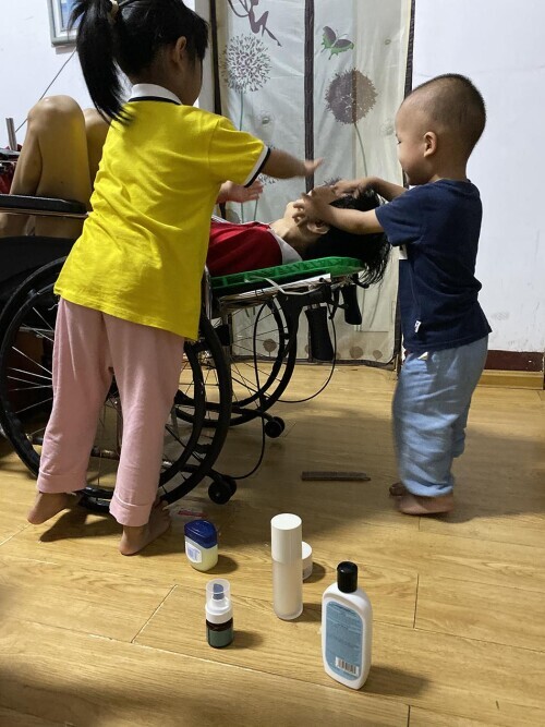 被“凍”在輪椅上的李小中決定僱兇殺己 被“凍”在輪椅上的李小中決定僱兇殺己