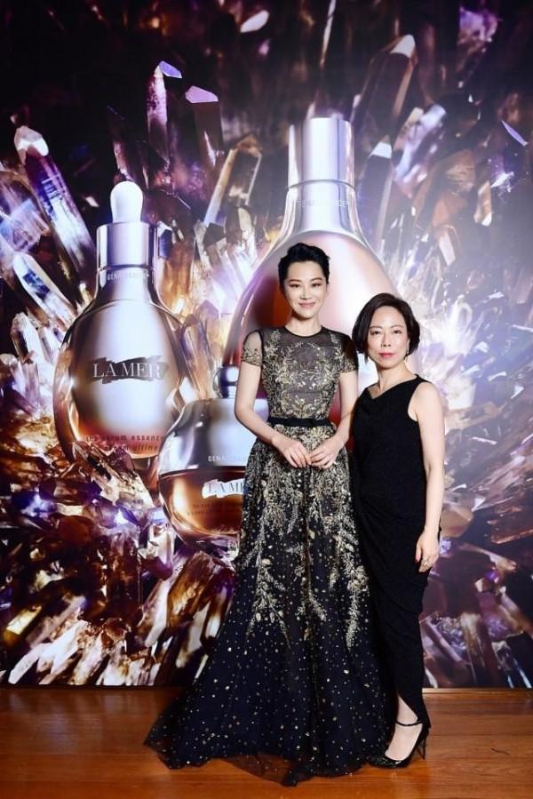 許晴狀態越來越好，阿姨的年紀偏把自己打扮成姐姐，穿黑裙挺媚的