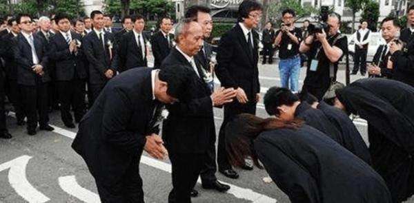 20世紀，越南黑幫在海外欺負中國人，大圈幫得知後，暴打越南黑幫