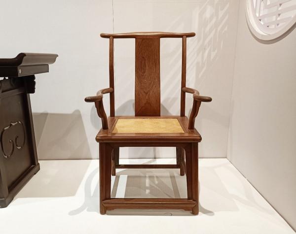 券口素直無聯幫棍,黃花梨四出頭椅早可到明 券口素直無聯幫棍,黃花梨四出頭椅早可到明