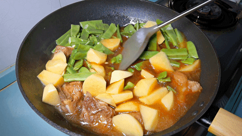 豆角土豆燉排骨，地道家常做法，排骨軟爛入味，蔬菜營養好吃