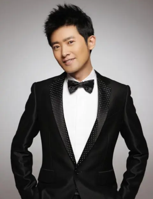 人前過氣憨傻人後商業大佬，4位悶聲發大財的明星，這才是真精明