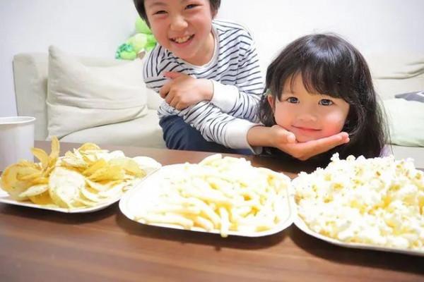 日本“紙箱寶寶”長大了！看過她爸媽的照片後，我酸了