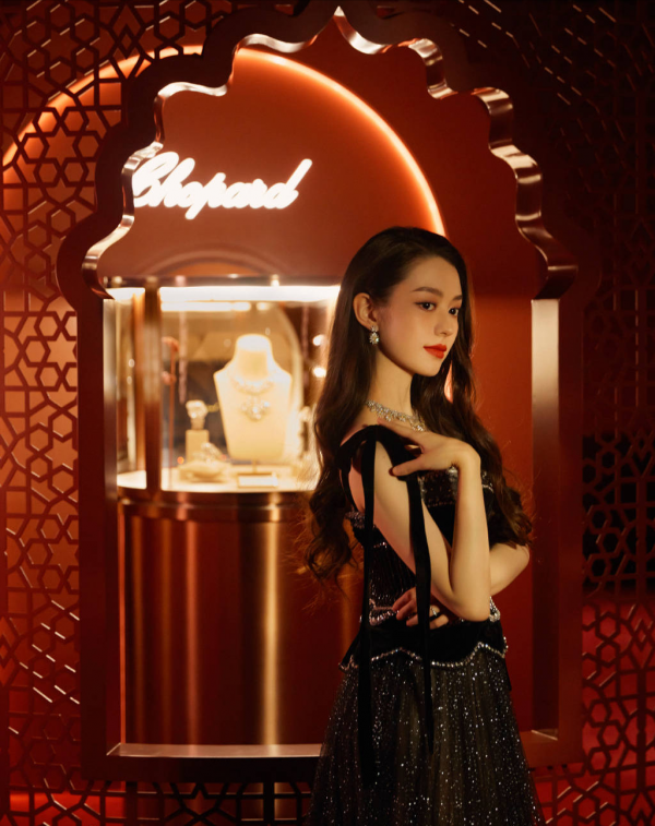 吉娜穿黑裙秀纖細肩頸線條 氣質慵懶迷人儀態萬千