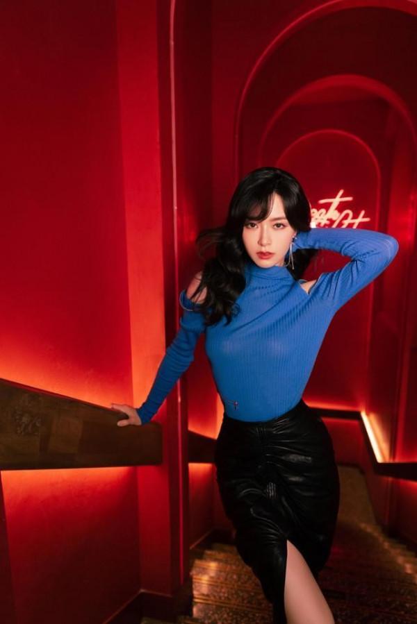 文詠珊也太適合長皮衣了,配衛衣挺減齡的,身材修長高挑真養眼 文詠珊也太適合長皮衣了,配衛衣挺減齡的,身材修長高挑真養眼