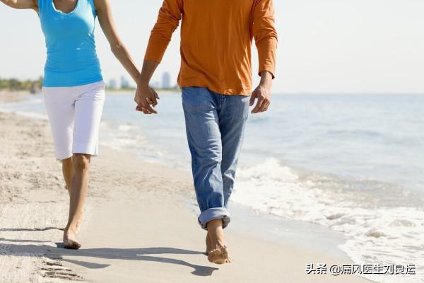 飲食清淡卻患上痛風這種“富貴病”，26歲小夥用針挑破痛風石