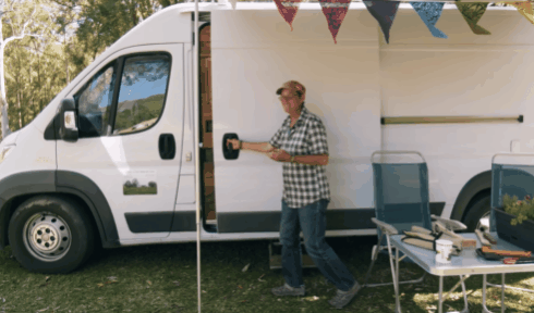 64歲姑娘賣房去流浪，把全世界裝進僅8㎡家：希望我老了能這麼酷