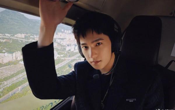 楊冪走紅毯被楊洋遞手機，兩人互動太有愛，姐弟關係再升溫