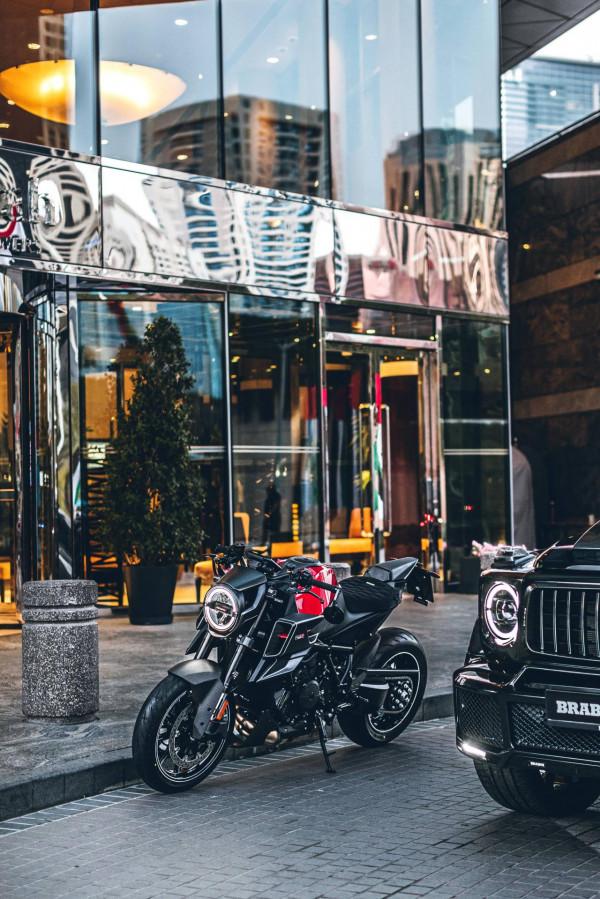 KTM - Brabus 博速 1300 R 戶外特寫