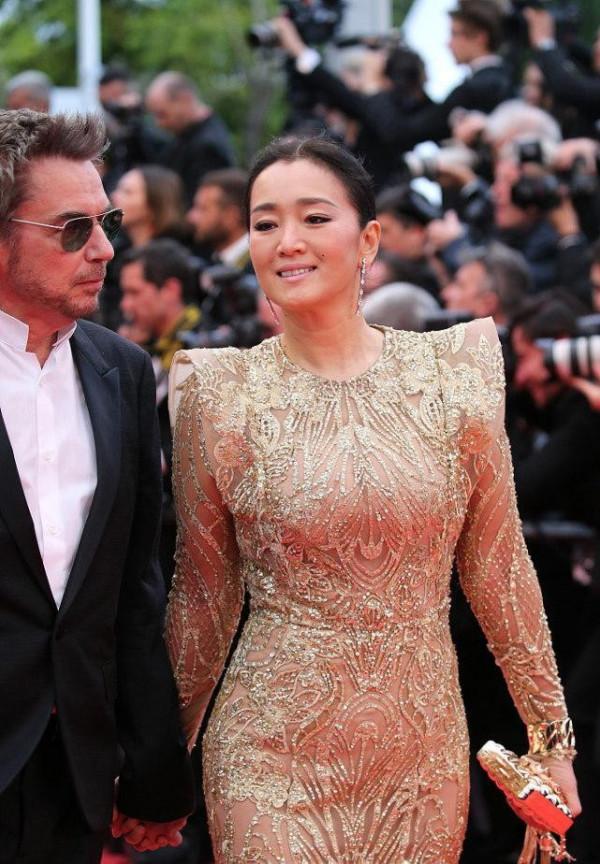 鞏俐的氣質很獨特,和老公出席活動,穿一身金色也不土 鞏俐的氣質很獨特,和老公出席活動,穿一身金色也不土