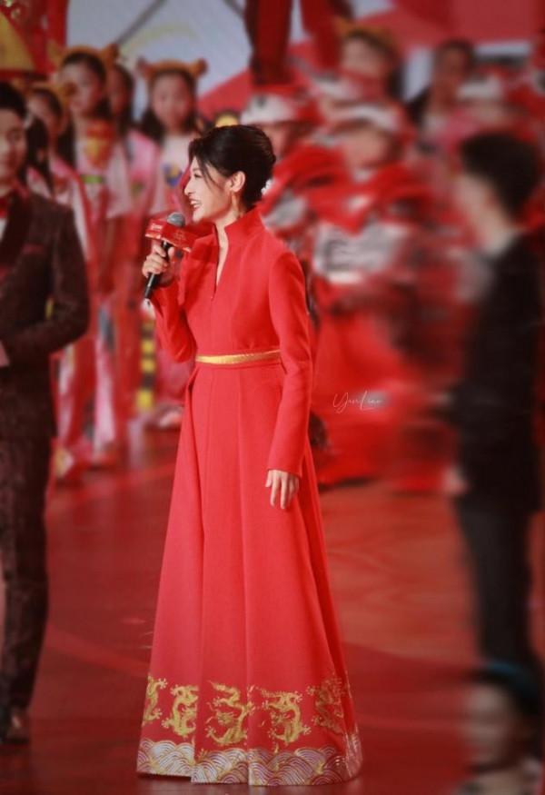 周濤友情助陣！一襲紅色華服領跑北京春晚，伙食太好卻曝光小肚子