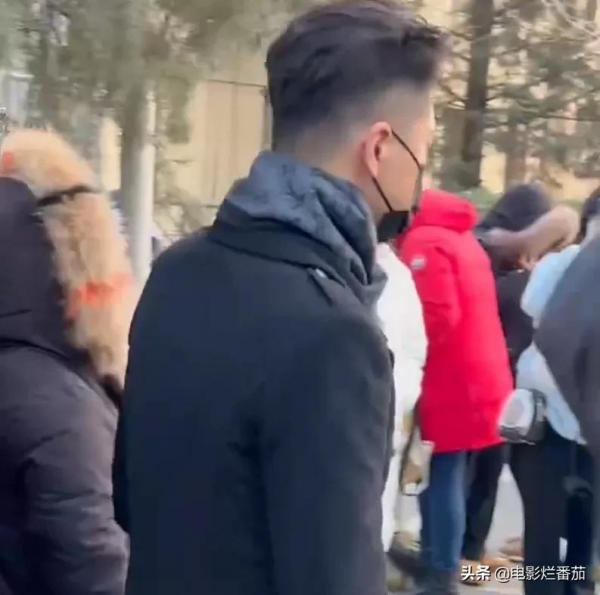 春晚五次聯排：趙麗穎緊身褲吸睛，沈騰眼神犀利，張小斐知性俏皮