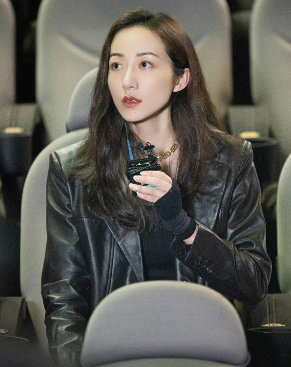 韓雪一改往日溫柔形象，短款皮衣盡顯甜酷風，長髮加持超吸晴