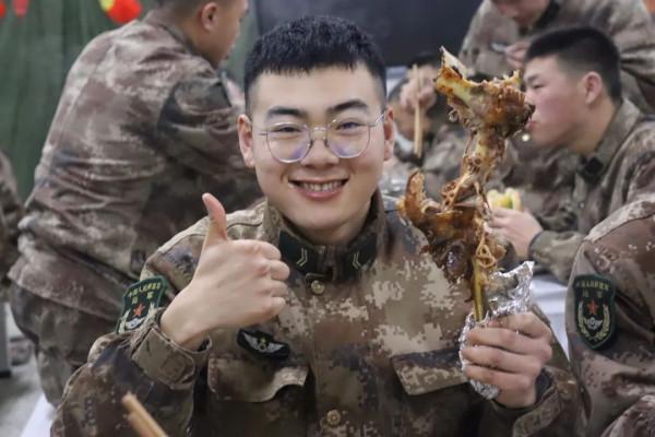 軍營春節“自助餐”,香! 軍營春節“自助餐”,香!