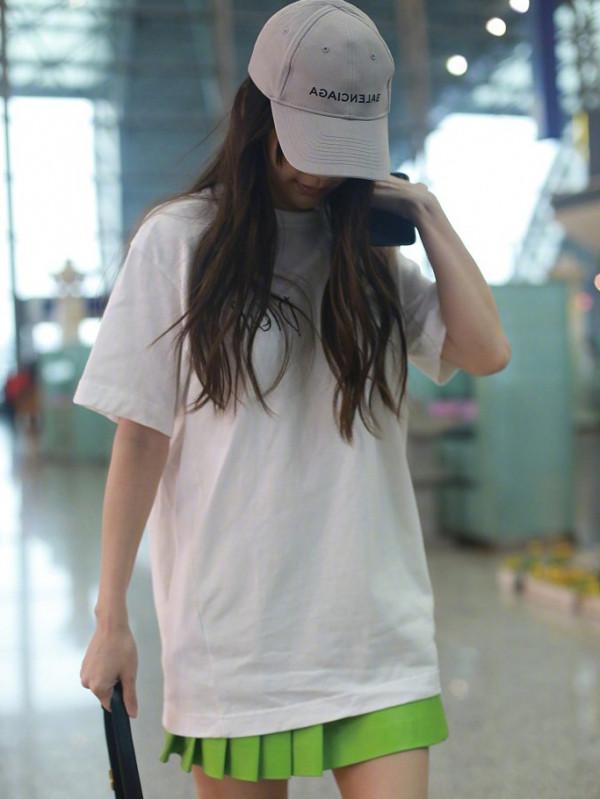 Angelababy素顏現身機場，身穿綠色超短裙，微卷長髮氣質出眾