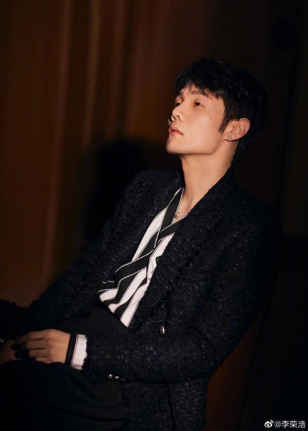 貌似有才華的大多數眼睛都比較小，李榮浩也不例外