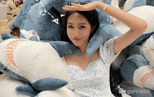 網紅美竹已退學,開始接拍廣告代言,看來,這是要進軍娛樂圈了 網紅美竹已退學,開始接拍廣告代言,看來,這是要進軍娛樂圈了